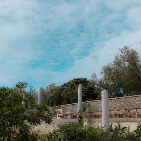 Les Baigneuses De Hotel